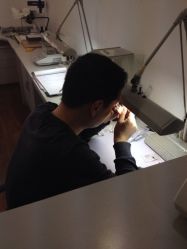 鉴定师在认真的检测-国家轻工业珠宝检测中心