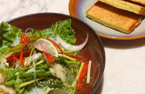 Vietnamese-style Spicy Sour Boneless Chicken Feet