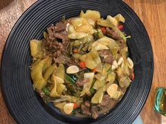 酸菜炒牛肉-唔止卤嘢·潮州府城菜(鹭江店)