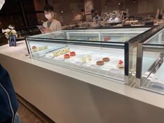 面包甜点陈列柜-潮一不贰·法式甜品·生日蛋糕·西式简餐(外滩店)