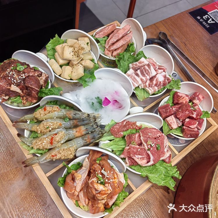 双人餐，正好两人团购了一份，套餐里还真丰富，有大虾