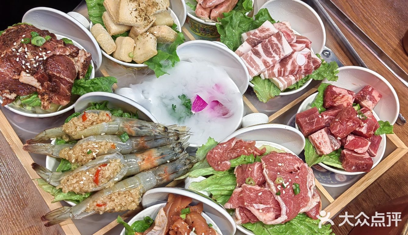 双人餐，正好两人团购了一份，套餐里还真丰富，有大虾