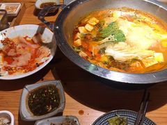 -野山舂·贵州现舂酸汤火锅(鸿通城店)