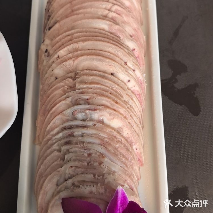 有人提议吃火锅，众人一拍即合，直奔聚宝源。推门而入