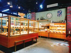 面包甜点陈列柜-啊噗吐呦现场烘焙(麦凯乐店)