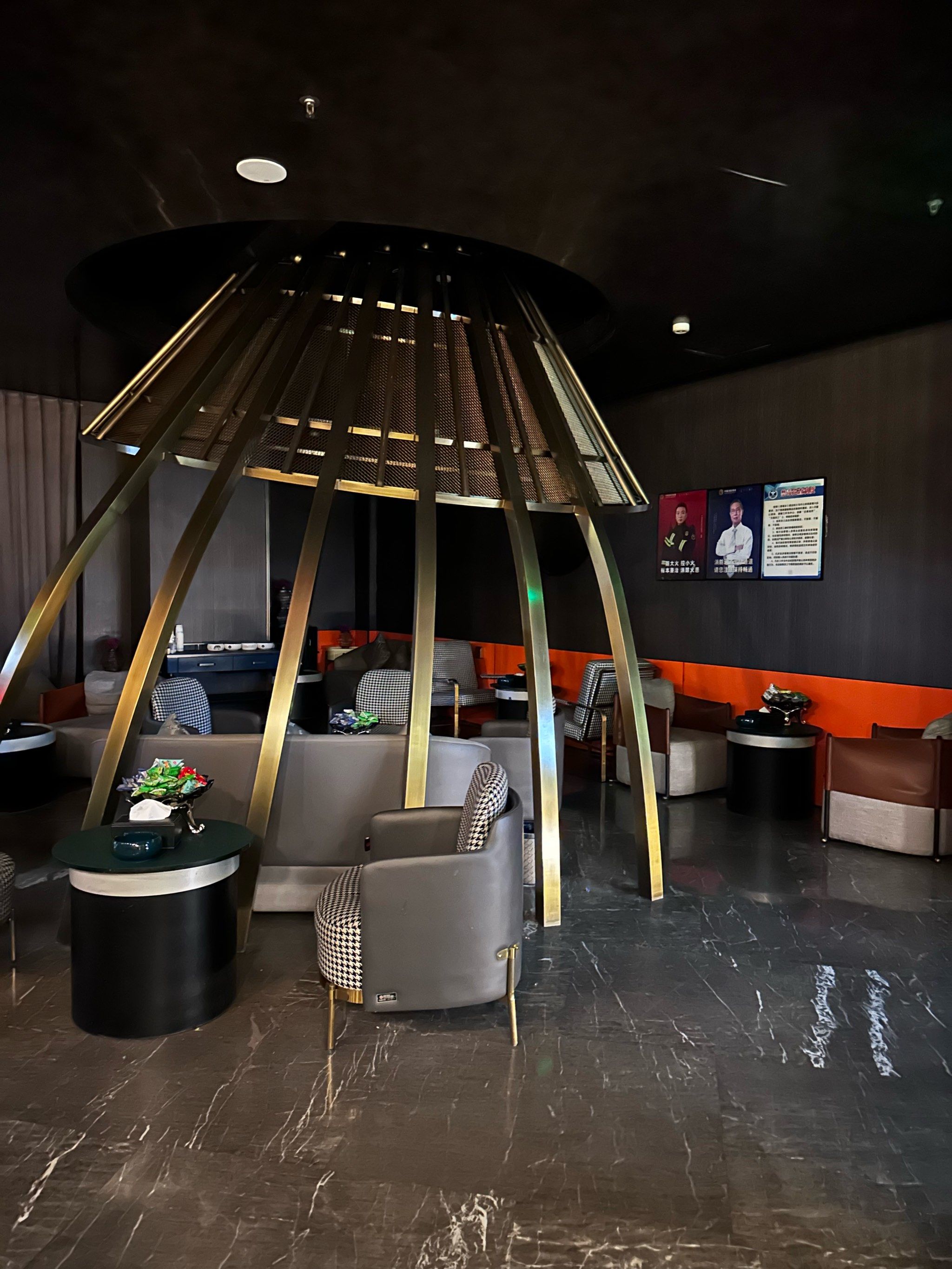 索拉古贝,仿若尘世桃源.湛蓝天空下,青山