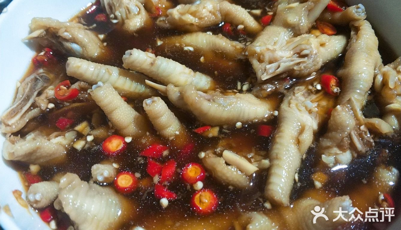 加入矿泉水至淹没过鸡脚，翻拌均匀