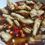 加入矿泉水至淹没过鸡脚，翻拌均匀