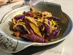 金针茄子煲-小丫头餐厅·江浙菜·烧烤(灵隐店)