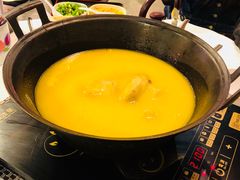 浓厚原只鸡煲花胶汤-鲜入围煮花胶鸡海鲜火锅