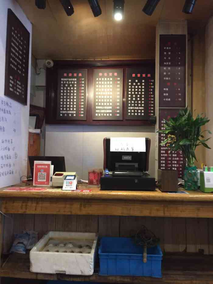 打分 老牌面馆,面汤很鲜,装修有点老了,走进去好像回到了十年前.