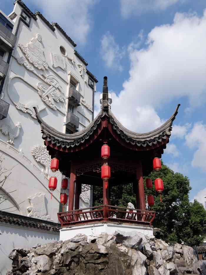 南七宝寺-"在七宝老街边上的一条街上,过一座桥就到了.