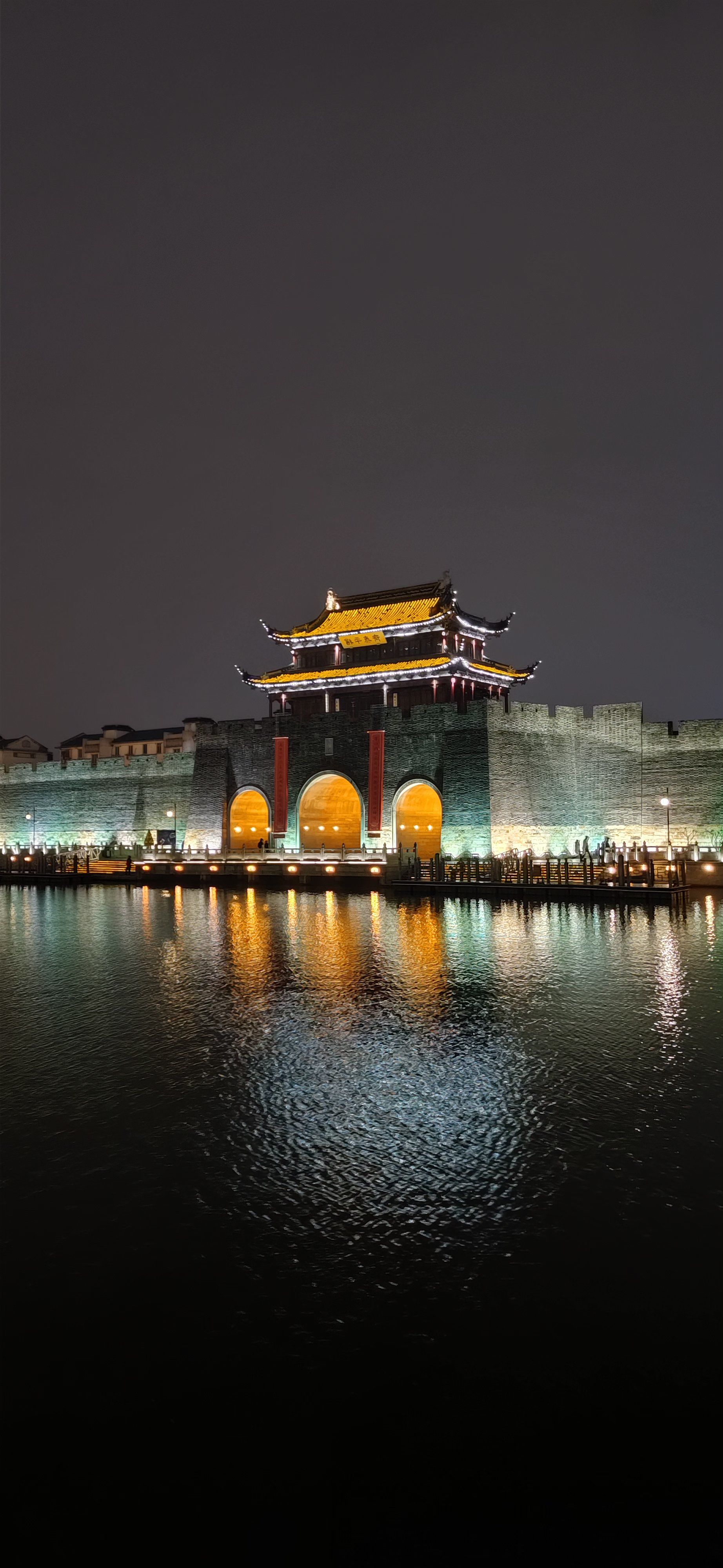 n苏州火车站改造后人车分流,提高了安全性和观赏性,南广场夜景迷人