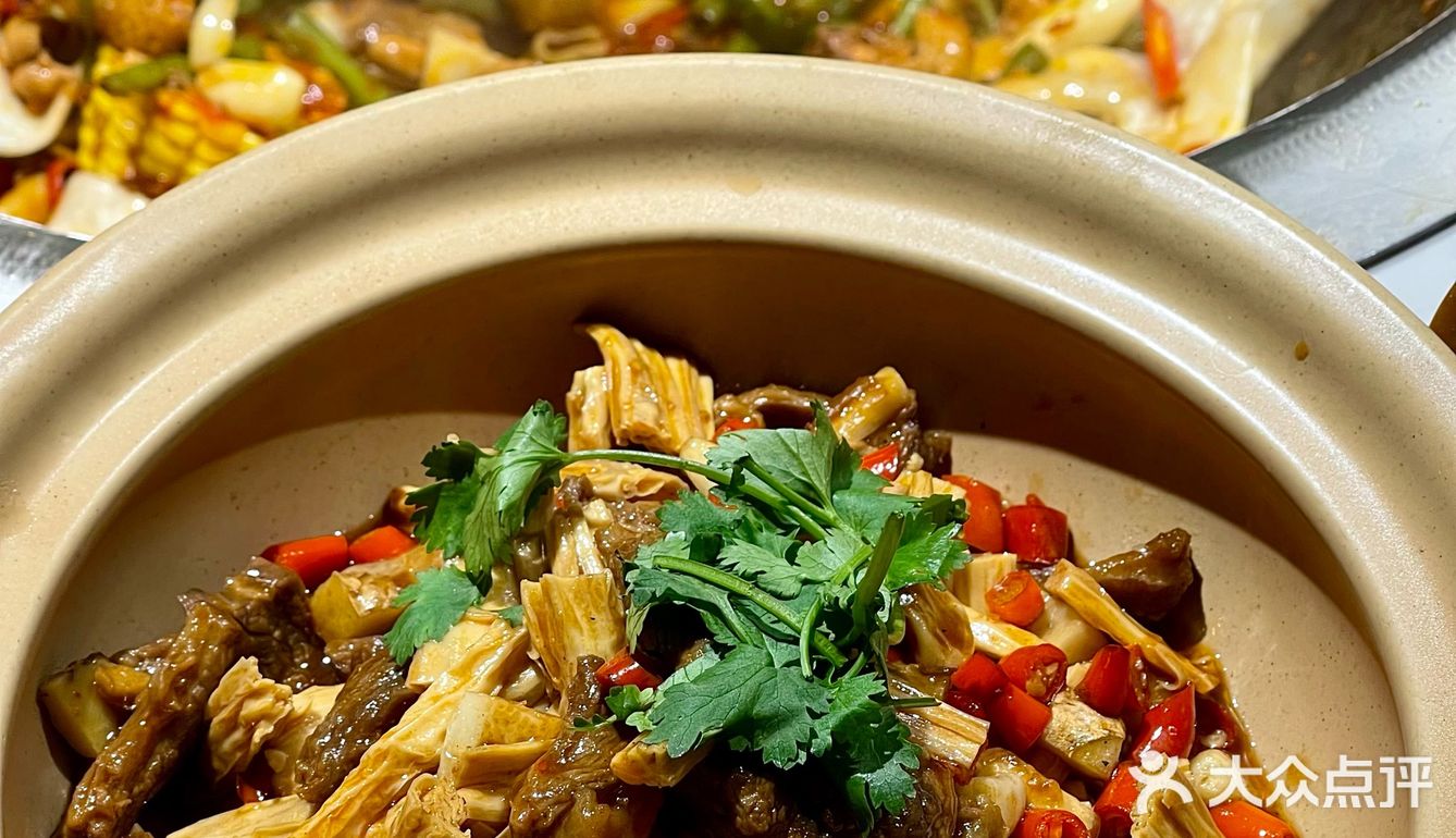 这家柴火鸡给人香迷糊了！锅气满满！