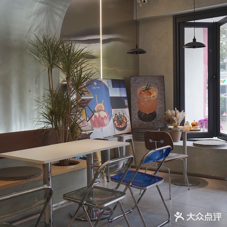 爱上这片克莱因蓝‼️堪比摄影基地🤩滨江坠出片咖啡 汉堡香迷糊叻
