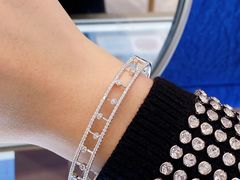 试穿搭配-DE BEERS 戴比尔斯(上海国金中心店)