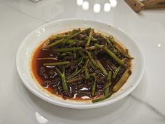 芹菜炒牛肉丝-阿峰饭店·本地土菜馆·农家土鸡煲·一品神仙鸡(报福店)