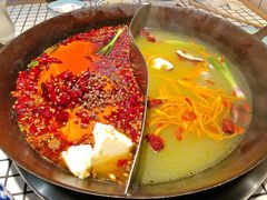 牛油鸳鸯番茄锅底-董眼镜火锅(洪崖洞总店)