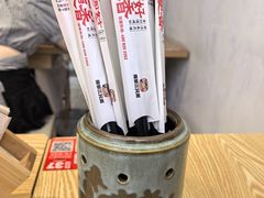 餐具摆设-魔都三兄弟酸辣粉·蘸卤炸串(虹桥万科店)