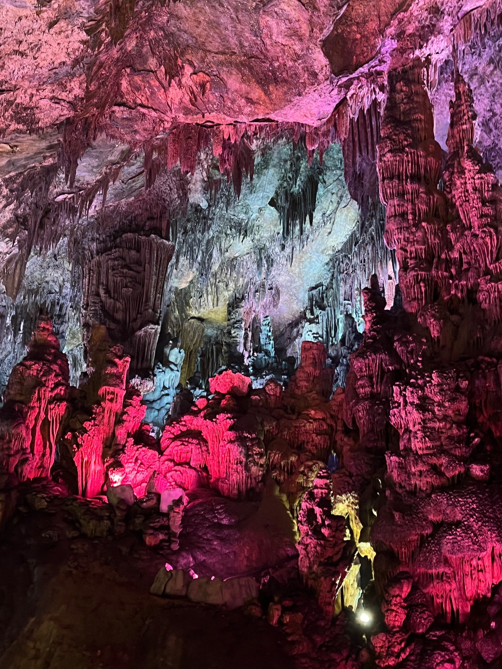 瑶琳仙境,灯光下的溶洞,美得像画