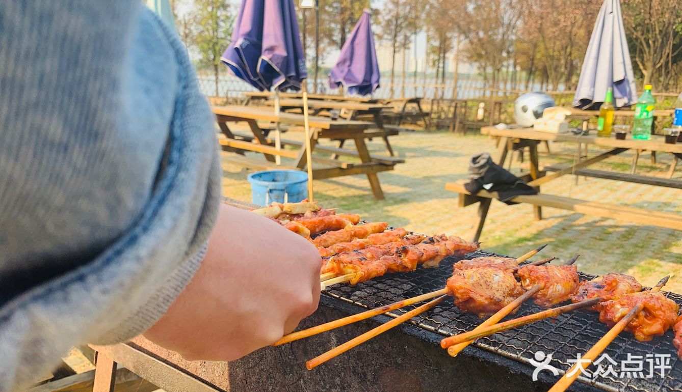 相约烧烤园 玩玩小游戏 一群人 乐哉悠哉 很美妙