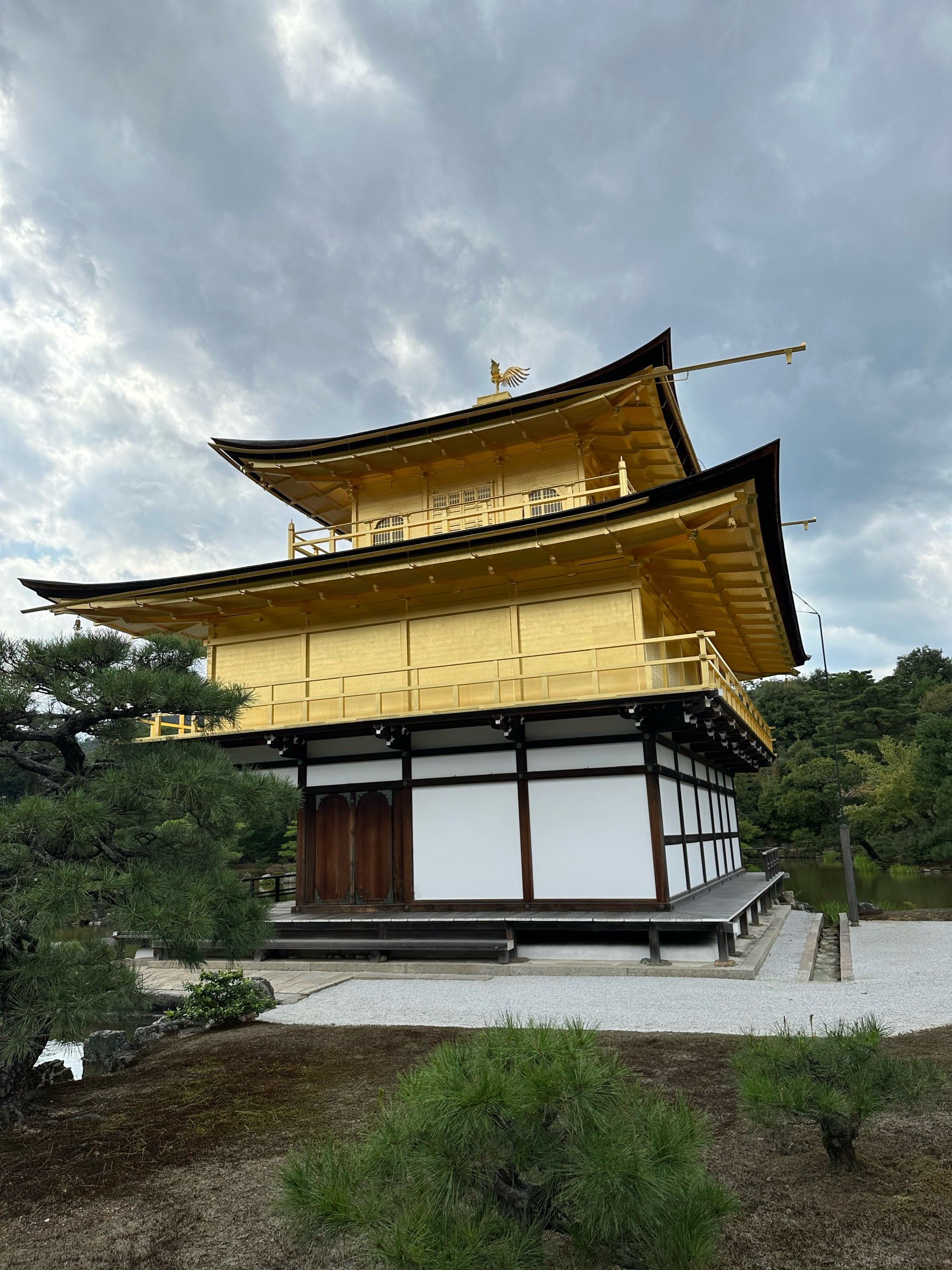 n舍利殿本是室町时代北山文化的建筑,但于1950年金阁寺放火事件中