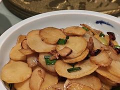 -帅巴人舅母子腊蹄民俗村