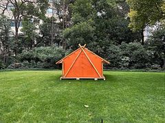 -Nathalie Djurberg与Hans Berg“牛皮纸包裹的月亮”-Prada荣宅当季展览