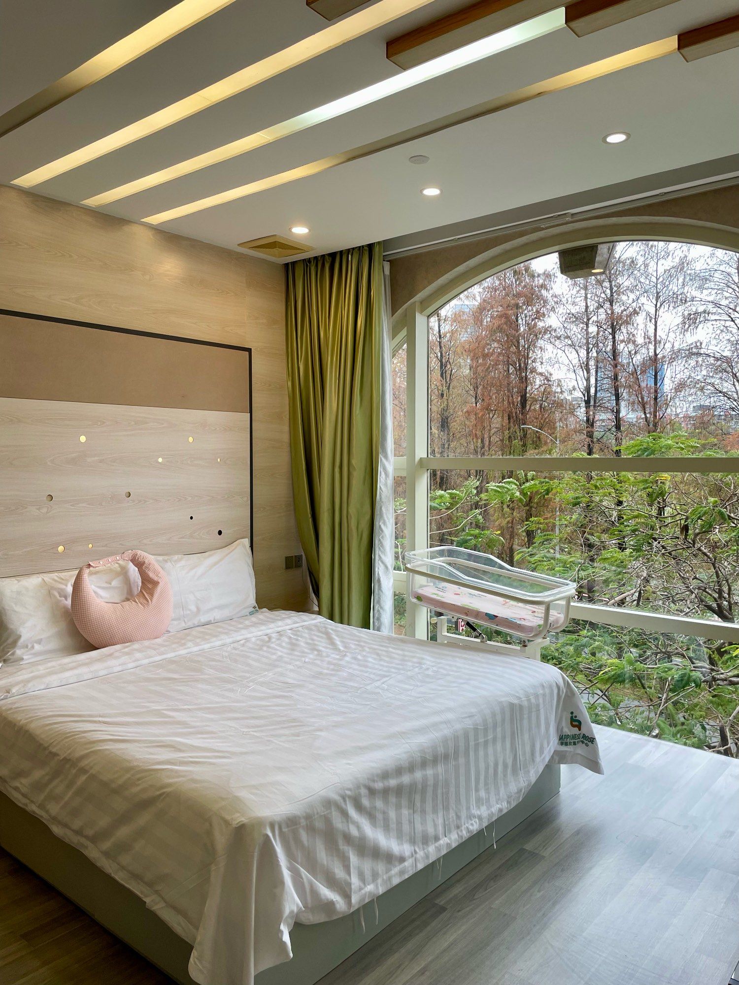 n旁边就是四海公园,天气好的时候窗景真的不要太好看!