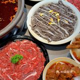 家人们，谁懂啊？火锅店里看到了潦草小狗