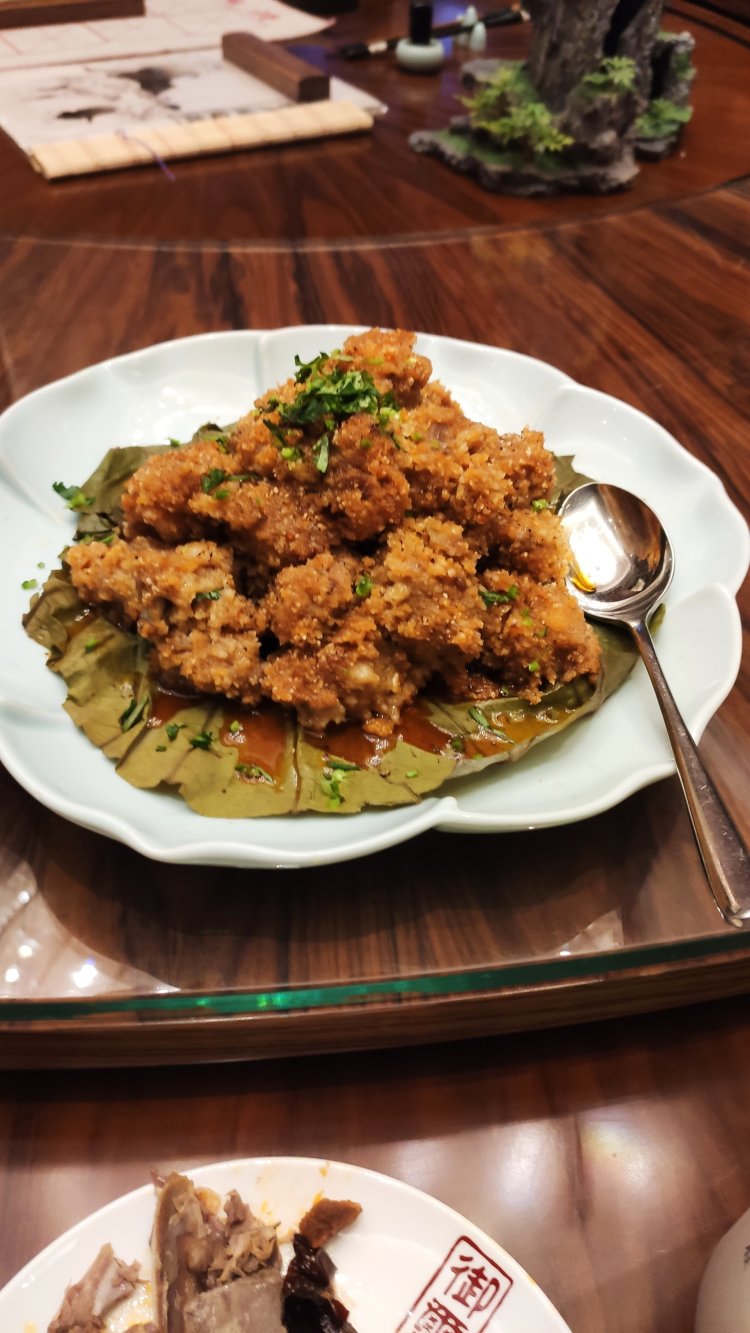 粉蒸羊腩排,纯正的 羊排肉,加上荷叶的芬芳,口感超级棒!