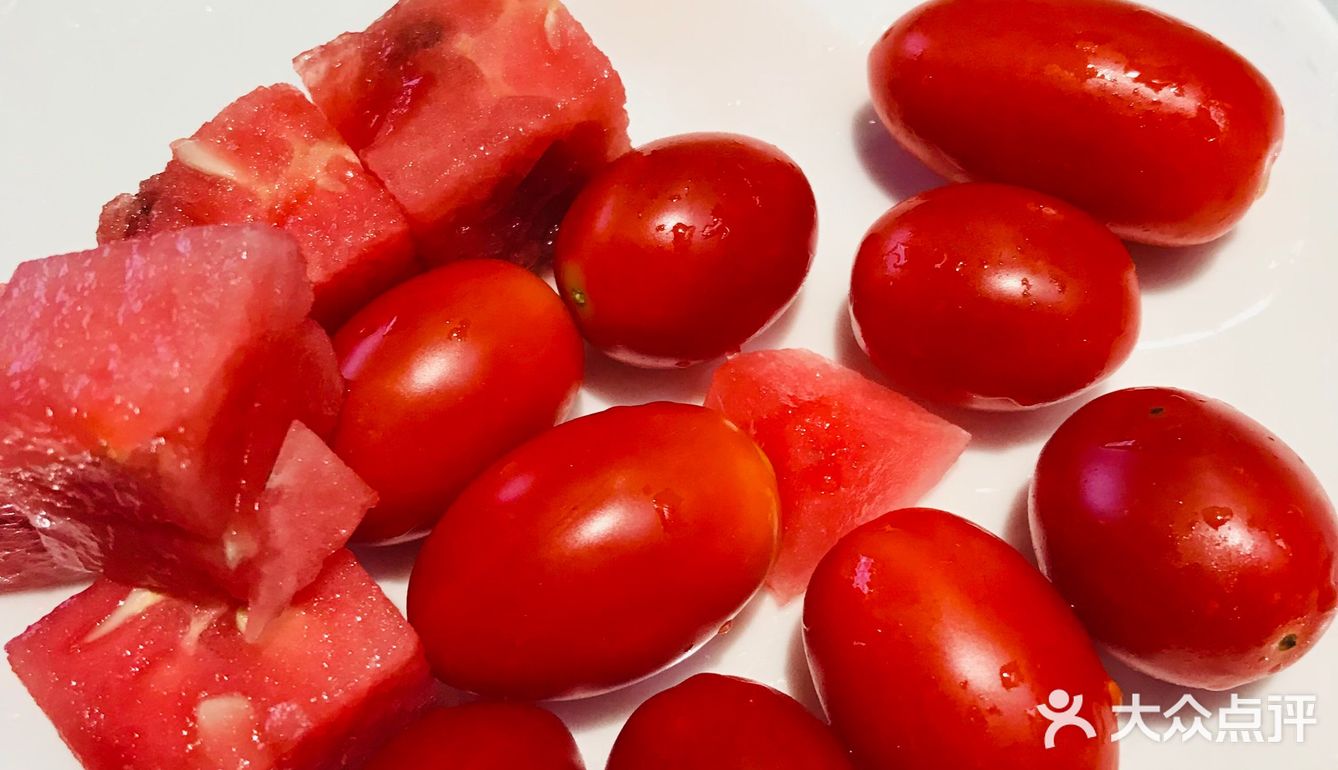 蘸啥都好吃，小笼包皮很软，里面的肉馅很香