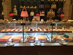 面包甜点陈列柜-富力希尔顿酒店·地阔自助餐厅