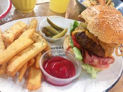 嫩煎澳洲牛肉汉堡-HELLO 27 意面·沙拉·帕尼尼