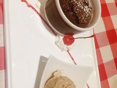 热巧克力蛋糕和榛子冰淇淋-卡本妮法餐厅·北京和平宾馆
