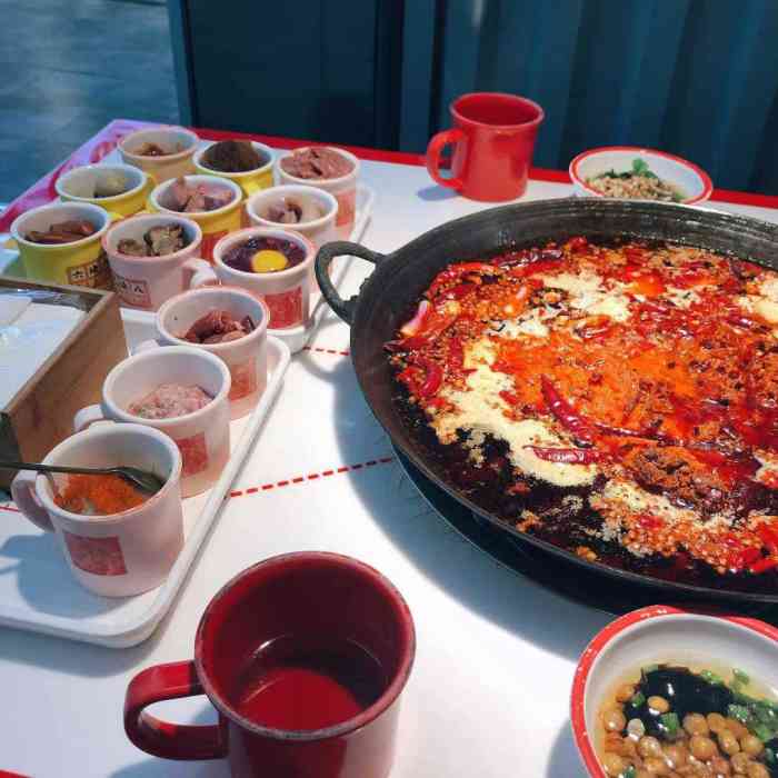 唐盅盅火锅(解放碑店)-"吃了很久了,现在才来写这个点评.位置在.