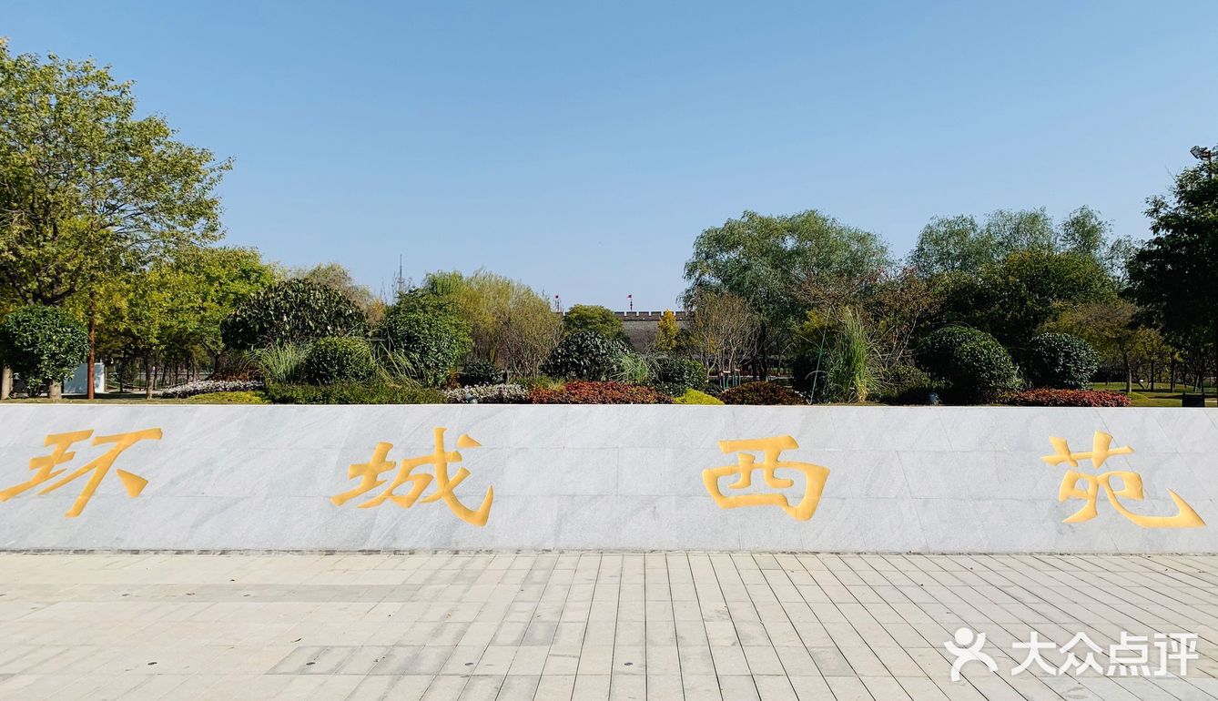 天很蓝，云很白，水很清，你很棒！