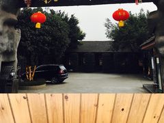 -周老三跷脚牛肉·全牛火锅(非遗传承店)