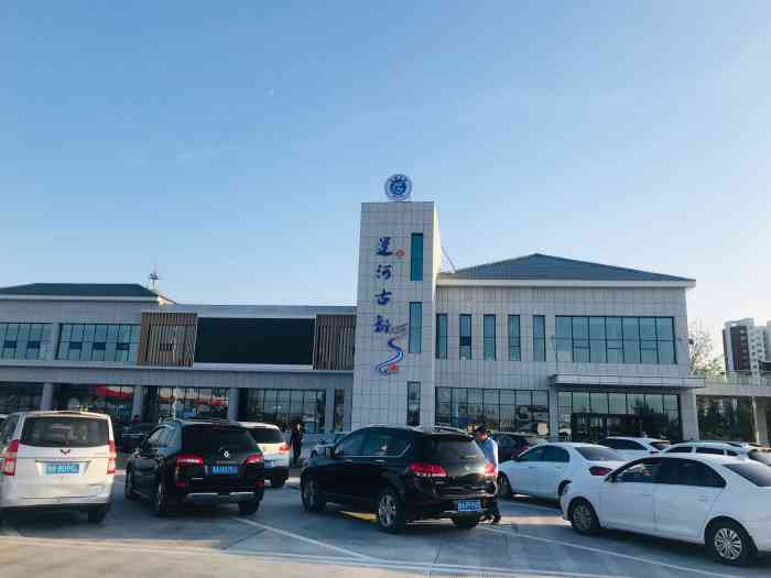 聊城服务区-停车场-"服务区又又又高大上了[囧][囧]美食城.