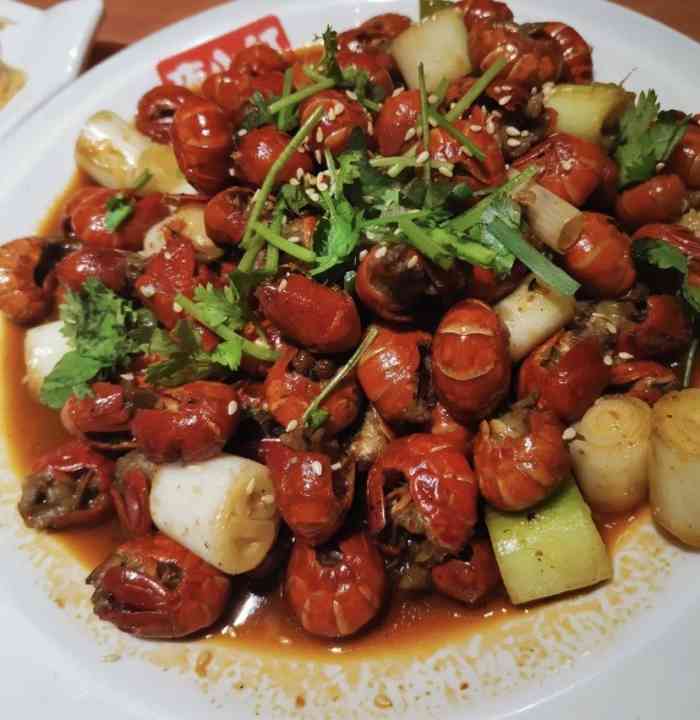 夜小红炒虾尾(二七万达店)-"在二七万达边上,门头鲜艳,比较好笑,我感.