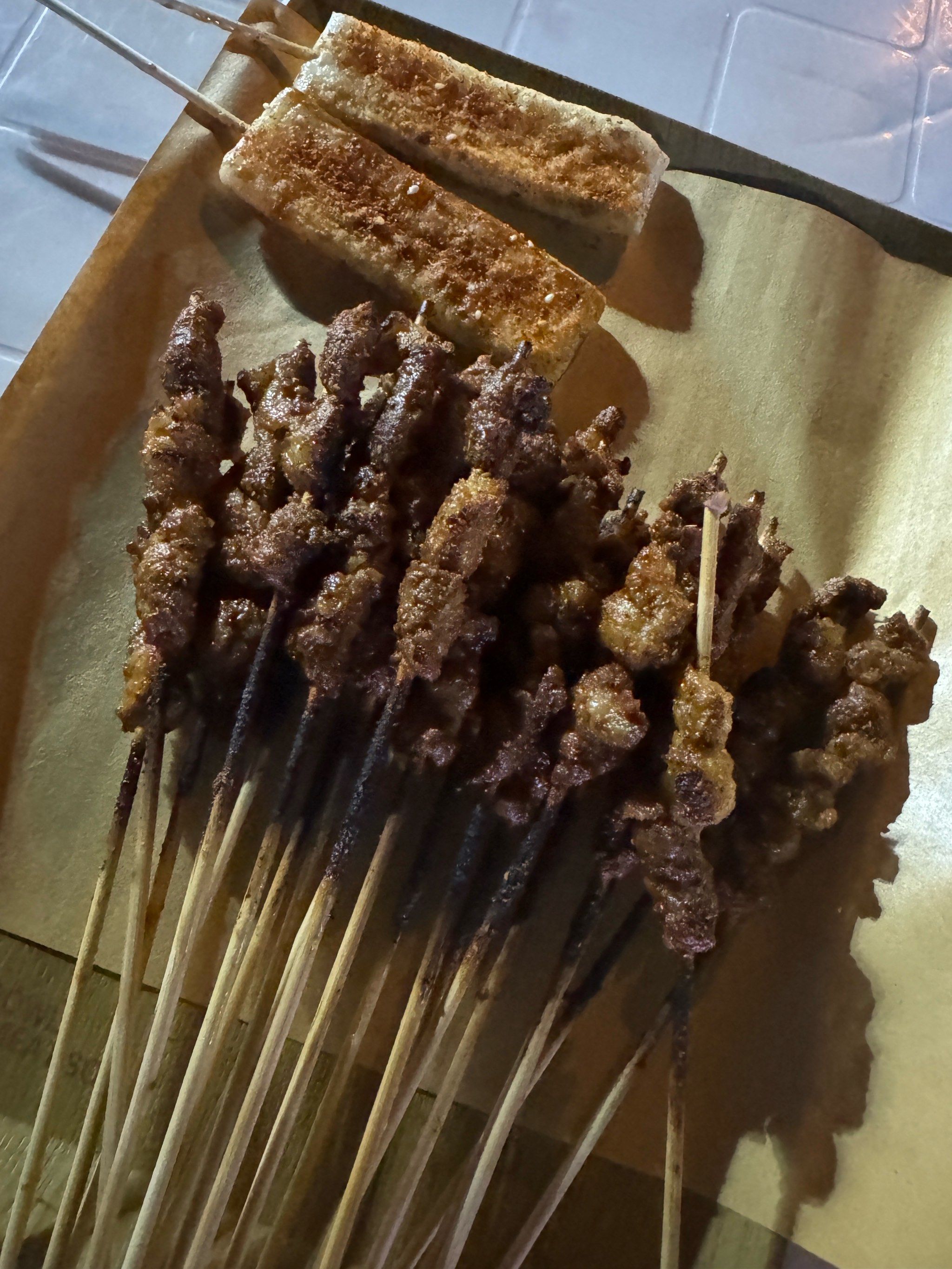 就在大铺头摆的摊!烤的羊肉串一定要试试!