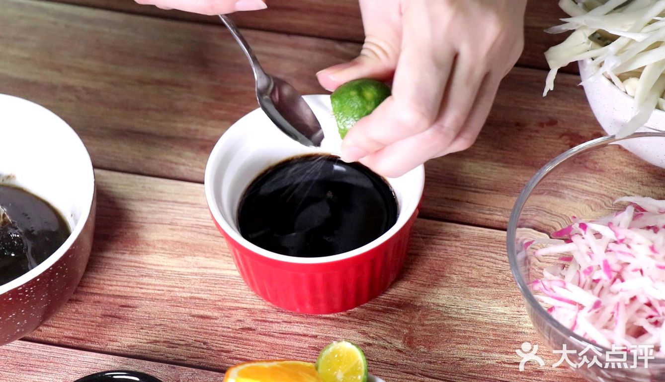 夏日必备的虾仁杂菌凉面，配酸甜汁和麻酱