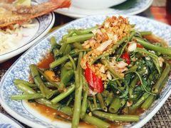炒空心菜-卷心菜和避孕套餐厅(Pattaya)