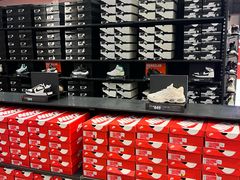 -百年港湾奥特莱斯(香炉礁店)