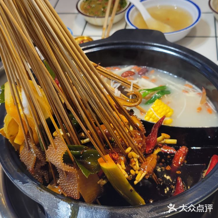 九街淑芬掌中宝串串空港新城店，复古环境，丰富菜品，味道赞到爆