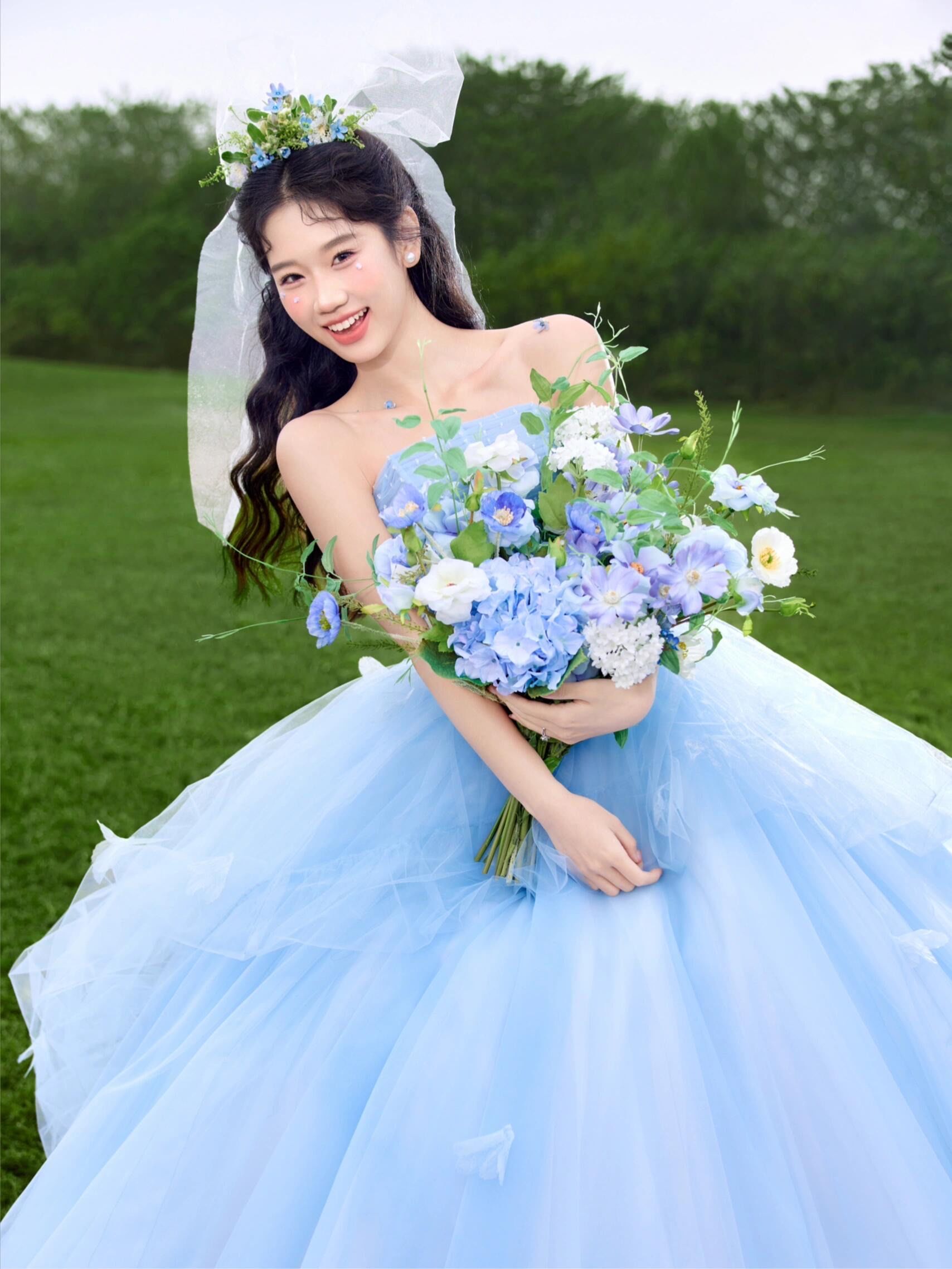 蓝色婚纱与绿色草坪的搭配
自然 清新 灵动 唯美
花朵头纱搭配