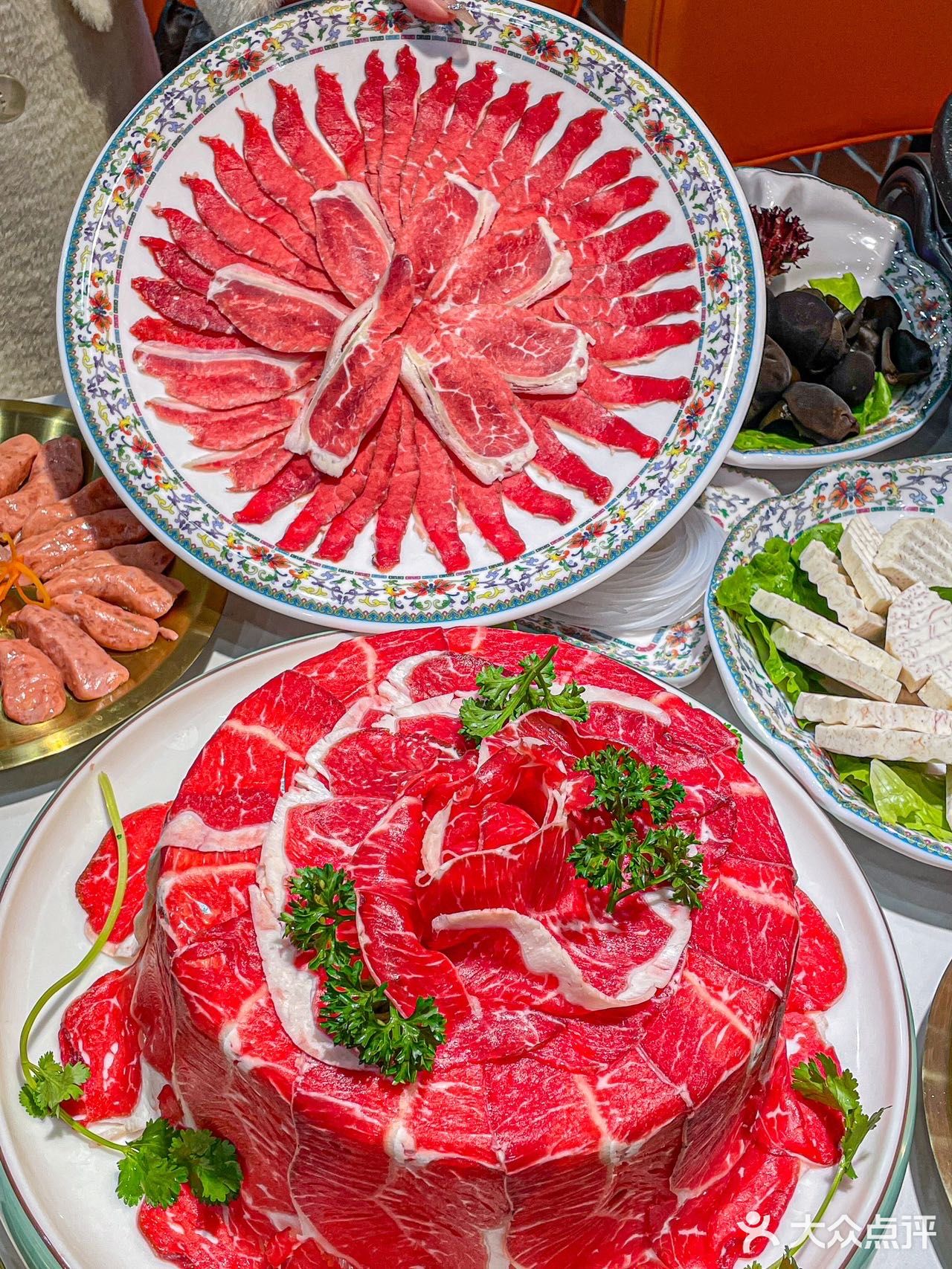 一进门就能看到超大的柜子，里面都是牛肉