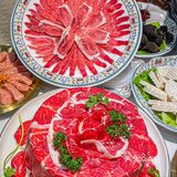 一进门就能看到超大的柜子，里面都是牛肉