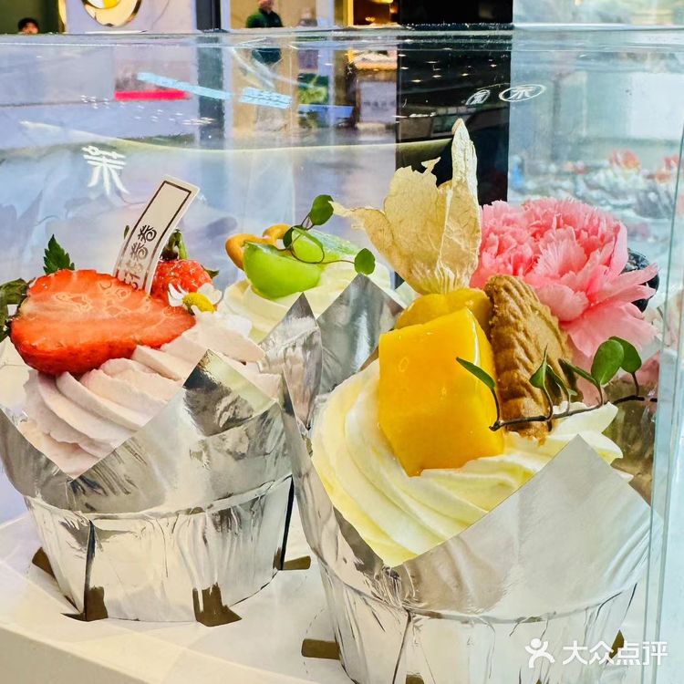 儿童节，奖励宝宝一个草莓🍓小海豚蛋糕吧！