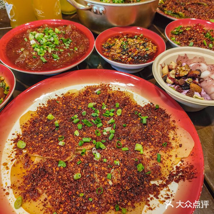 都江堰美食探店🦆烤鸭甜不辣你没吃过的体验！